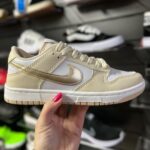 Nike Dunk Bege Branco Dourado